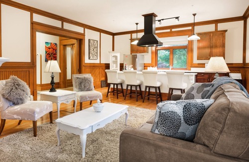 South Central Condo | Executive Elegance Close to Lake