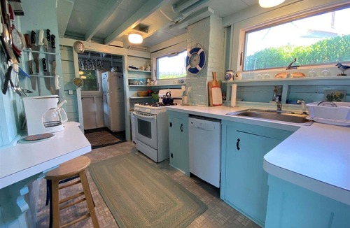Ocean Point Cottage | Experience coastal charm at Edge Of The Sea, a cozy 3-bedroom cabin in Boothbay, ME.
