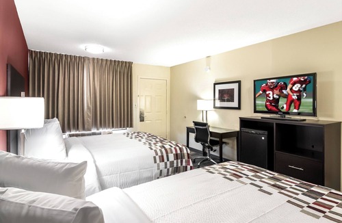 Dandridge Hotel | Explore East TN! 2 Relaxing Rooms w/2 Queen Beds Minutes From Forbidden Caverns