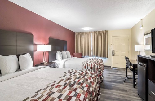 Dandridge Hotel | Explore East TN! 2 Relaxing Rooms w/2 Queen Beds Minutes From Forbidden Caverns