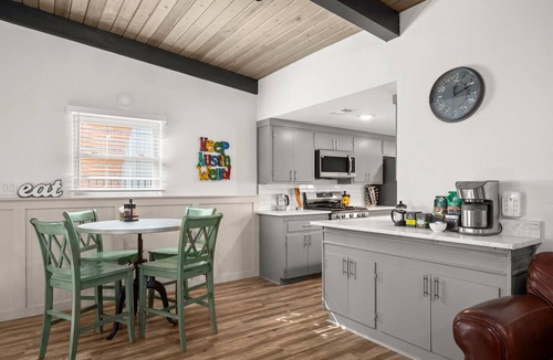 Lakeland Park House | Exquisite modern retreat 2 blocks from Lake Austin & Nature