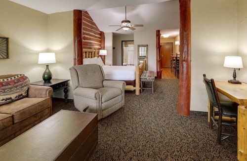 Onalaska Hotel | Extended Stay Queen Suite w/Kitchen & Pool | 5mi to Onalaska Omni Center