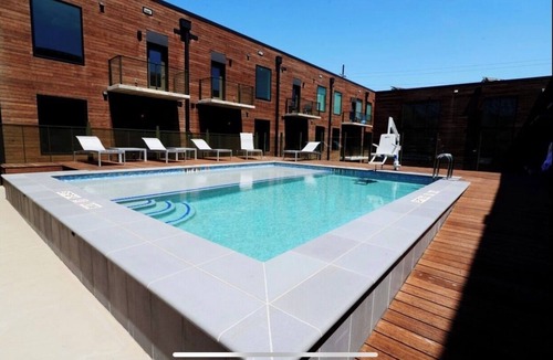 East Cesar Chavez Condo | Fabulous and Brand New Downtown Condo with free parking and gym
