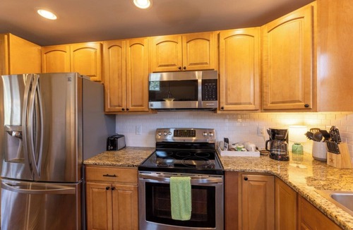 Fayetteville House | Family Cabin l Hot Tub + Fire Pit l Walk to Downtown
