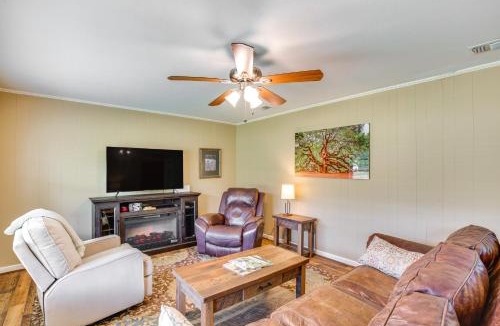 Bowie County House | Family-Friendly De Kalb Getaway w/Fire Pit!