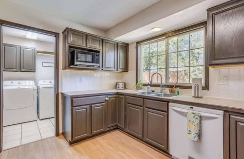 Derby House | Family Retreat Close to Shopping and Town Fun! King Master Suite & Pack N Play