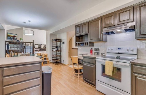 Derby House | Family Retreat Close to Shopping and Town Fun! King Master Suite & Pack N Play