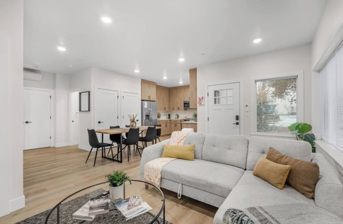 Lincoln House | Family Vacation Getaway - Lovely Downtown Home