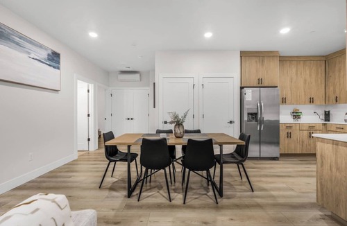 Lincoln House | Family Vacation Getaway - Lovely Downtown Home