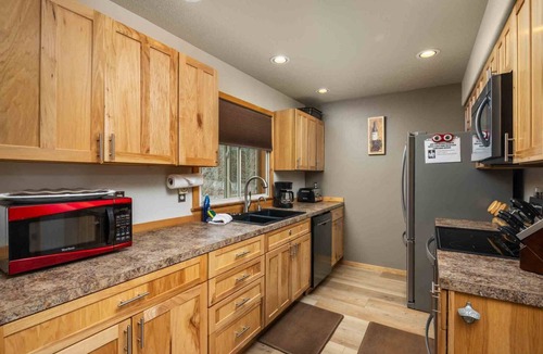 Government Camp House | Fantastic Chalet in the Heart of Government Camp, Walk to Skiing, Sledding, Dining, & Entertainment