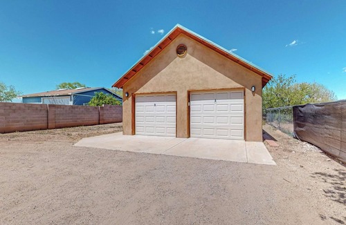 Near North Valley Apartment | Fantastic Studio in N. Valley, Garage, Near I-40