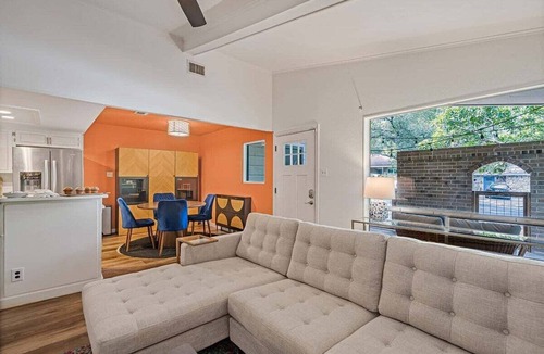Barton Hills House | Fenced Backyard, S. Lamar - La Casa Chic