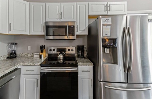Savannah House | Fenced Yard & BBQ Grill Near Dining, Parks & Shops