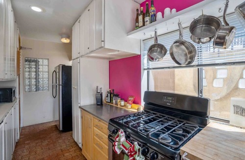University Heights Villa | Fenced yard|Dogs accepted|Sleeps up to 4 - MONTHLY STAYS AVAILABLE!