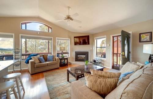 Payson Cottage | Fire Pit & Views: ‘Falconcrest’ Cottage in Payson!