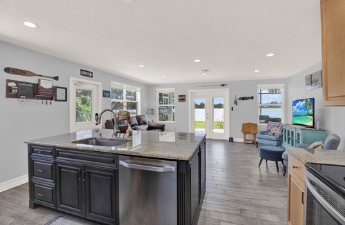 Odessa House | Five Star Rating Lake/WaterFront Oasis Near Tampa/Orlando & Gulf Beaches