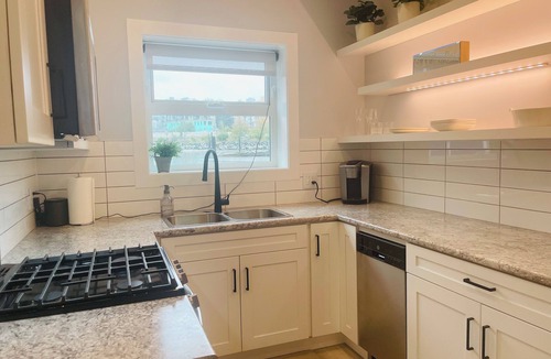 Lower Lonsdale Boat Rental | Floating Speakeasy Retreat | Unique & Modern | Minutes to SeaBus & Downtown