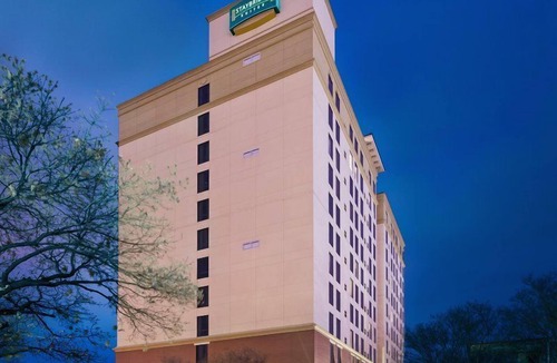 Near East Side Condo | Free Breakfast + Outdoor Pool + 24-Hour Business Center | Only 3 Blocks from Gonzalez Convention Center