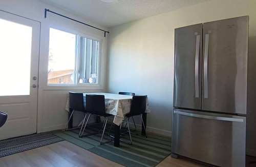 Northwest Calgary House | Full privacy whole Unit 4+ bedrooms next to downtown & airport