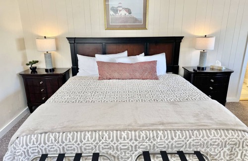 Hulls Cove Bed & Breakfast | Gallagher`s Travels Room 8 (King)