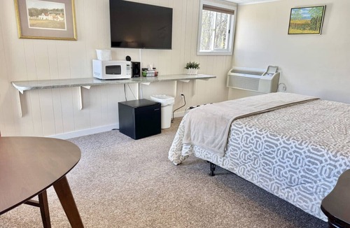 Hulls Cove Bed & Breakfast | Gallagher`s Travels Room 8 (King)