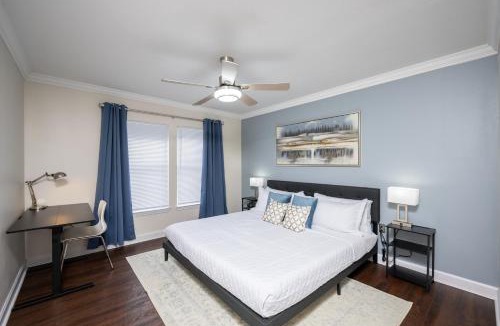 New Tampa House | Gated Comfy 2BR Condo - KING Bed, Pool, Hot Tub, Gym, WiFi, Washer & Dryer, AC, Free Parking - IDEAL FOR Medical, Business, Groups, Relocation - near Moffitt Cancer Center, Tampa Palms, Hunters Green, Live Oak, Cory Lake Isles, New Tampa, Wesley Chapel