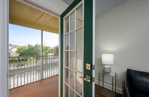 New Tampa House | Gated Comfy 2BR Condo - KING Bed, Pool, Hot Tub, Gym, WiFi, Washer & Dryer, AC, Free Parking - IDEAL FOR Medical, Business, Groups, Relocation - near Moffitt Cancer Center, Tampa Palms, Hunters Green, Live Oak, Cory Lake Isles, New Tampa, Wesley Chapel