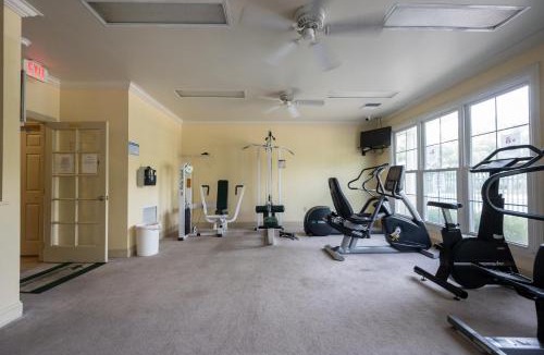 New Tampa House | Gated Comfy 2BR Condo - KING Bed, Pool, Hot Tub, Gym, WiFi, Washer & Dryer, AC, Free Parking - IDEAL FOR Medical, Business, Groups, Relocation - near Moffitt Cancer Center, Tampa Palms, Hunters Green, Live Oak, Cory Lake Isles, New Tampa, Wesley Chapel