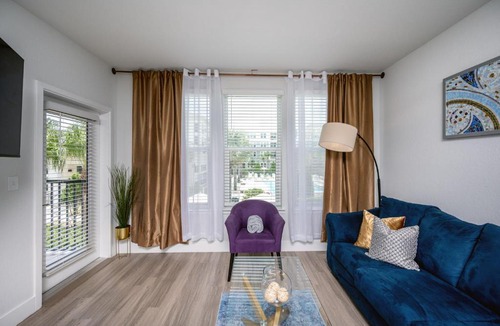 Temple Terrace Apartment | Gated Resort Style 2BR - KING Bed, Pool Views, SPA Hot Tub, Gym, WiFi, Wash & Dry, AC, Elevators, Starbucks, EV CHRG Station, Free Parking, Pets - IDEAL FOR Medical, Business, Relocation, Long Stays - by Moffitt Cancer Ctr, USF, River Hills Country Club