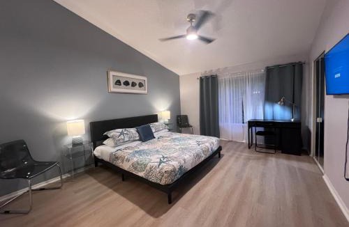New Tampa House | Gated Stylish 2BR Townhome - KING Bed, Pool, WiFi, Wash & Dry, AC, Private Patio facing preserves, Free Parking - NICE FOR Medical, Business, Groups, Relo - by Moffitt Cancer CTR, Tampa Palms, Hunters Green, Live Oak, Cory Lake, New Tampa, Wesley Chapel