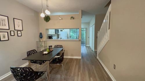 New Tampa House | Gated Upscale 2BR Townhome - KING Bed, Pool, WiFi, Wash & Dry, AC, Private Patio facing preserves, Free Parking - NICE FOR Medical, Business, Groups, Relo - by Moffitt Cancer CTR, Tampa Palms, Hunters Green, Live Oak, Cory Lake, New Tampa, Wesley Chapel