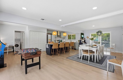 Vance Jackson House | Glow House | Pool, Fireplaces, Sleeps 12 | Near Six Flags & Medical Center
