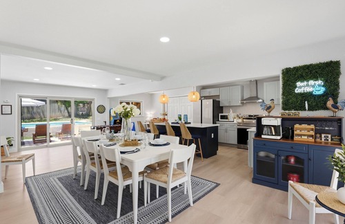 Vance Jackson House | Glow House | Pool, Fireplaces, Sleeps 12 | Near Six Flags & Medical Center