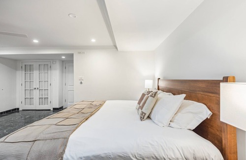 Gold Coast Apartment | Gold Coast Villa next to Oak Street Beach