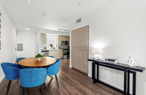 Pico Bed & Breakfast | Golden Hour' Penthouse Retreat Beach Walk to Pier, Promenade 2 Balconies PoolGym