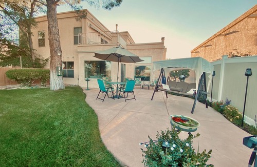 Ladera West House | Golf Course, Mnt Views, Balloons, King Bed, Veranda, Yard, 3 BD, WIFI, BBQ, WD