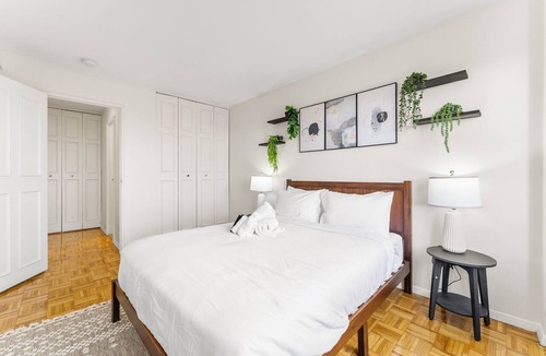 North Brookline Apartment | Gorgeous 2bd/1.5ba Next to BU km6a