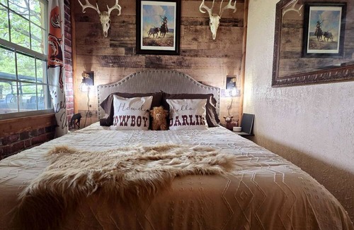 Gainesville Cabin | Gorgeous Container for a Romantic Getaway on a Ranch with Incredible Views in Gainesville, Missouri