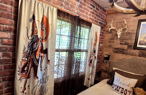 Gainesville Cabin | Gorgeous Container for a Romantic Getaway on a Ranch with Incredible Views in Gainesville, Missouri