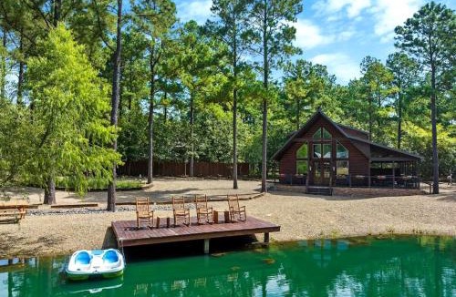 Hochatown House | Gorgeous Pet Friendly Log Cabin with a Tipi and Pond, Perfect for a Weekend Getaway, Minutes from Hochatown