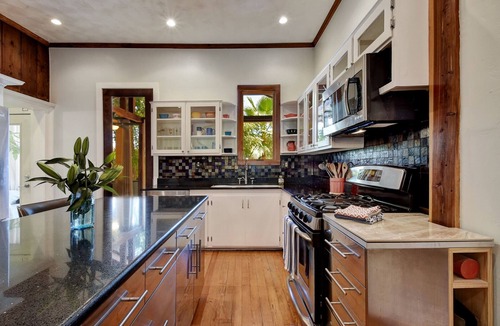 East Cesar Chavez House | GORGEOUS - SPACIOUS - BOUTIQUE - DOWNTOWN - Seiders East Historic House