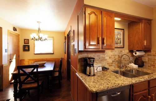 Red River House | Grandview 1 - In Town - Free WiFi - Cable - Gas Burning Fireplace - Gas Grill -