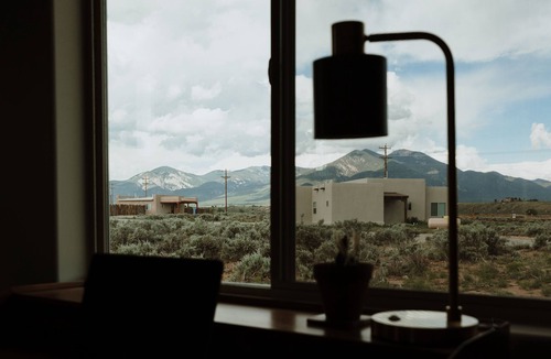 Taos House | Great Views, Rave Reviews, Hot Tub, Kiva Fireplace, Outdoor Cone Firepit