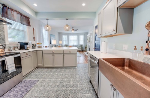 Issue House | Greystone Manor - Magnificent! Sleeps 10 Center of Town