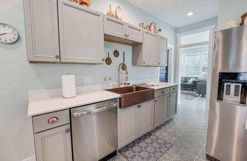 Issue House | Greystone Manor - Magnificent! Sleeps 10 Center of Town