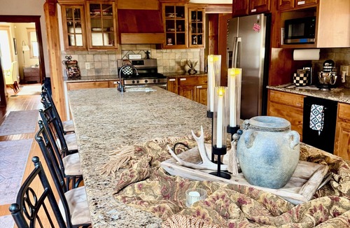 Angel Fire House | Grinning Bear Lodge Luxury Cabin, Hot Tub, Massive Deck, Sleeps 14, Game Loft