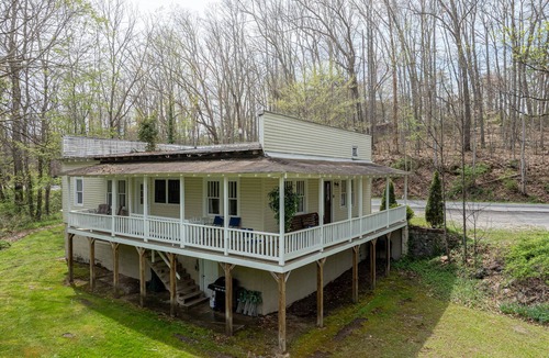 Fayetteville House | Group Friendly 4 BR 6 mi to ACE/4 mi to AOTG/1.4 mi to Downtown Hot Tub