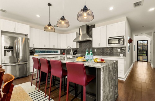 Galindo House | Heated Pool, MiniGolf, Karaoke, Game Room, Spa, 2mi to DT - SoCo Cowgirl