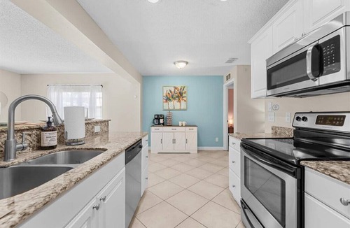 Largo House | Heated Pool Oasis | Screened Lanai + TV | Fire Pit
