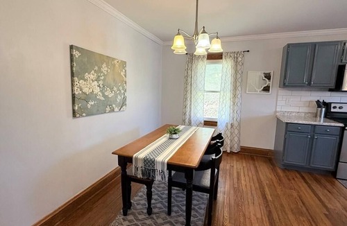 Bradley House | Hilltop Hideaway-charming 2 bedroom home, family friendly, WiFi , AC ,